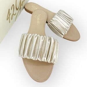 42 Gold by Chinese Laundry NIB‎ Britta Casual Sandal in Metallic Gold - size 7.5